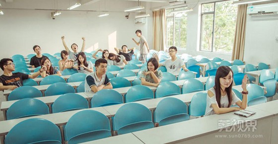 大学生厕所拍毕业照节操全无 发声“再不疯狂就老了”