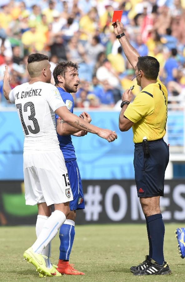 乌拉圭足球队参加世界杯最多的球员_乌拉圭球员围攻裁判_鲁能围攻裁判