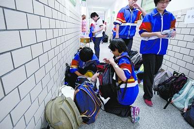上午,北京第五中学分校考点,考生书包一律放在教室外。周良 文并摄