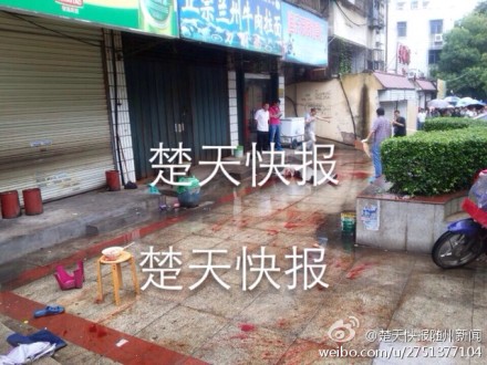 湖北隋州五旬男籽当街被捅开胸膛身亡现场图片