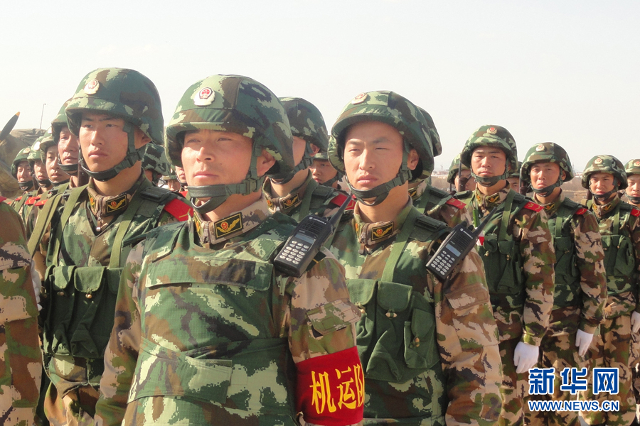 杜志国前率领战士们进行战术队形训练。刘晓辉