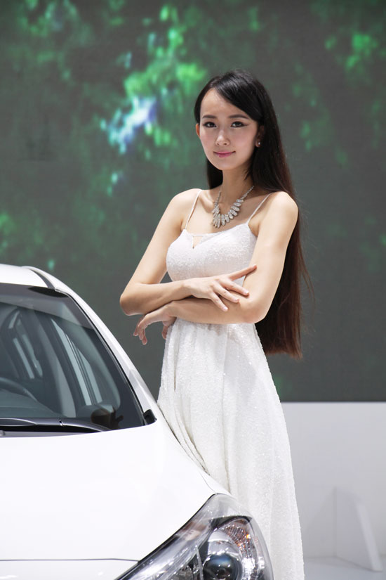 长发及腰 美女车模"火辣身材"夺人眼球图片