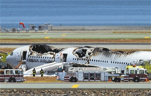 20年7月6日的资料照片显示韩亚波音777客机在事故后停放在