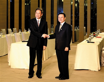 昨日，国台办主任张志军（左）与台湾方面陆委会主委王郁琦在台北桃园机场诺富特饭店握手，举行双方两岸事务主管部门负责人第二次正式会面。 新华社发