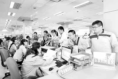 市民在山东济南政务服务中心办理公章刻制备