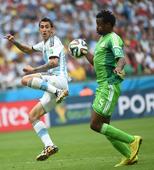 图文：阿根廷vs尼日利亚 安布罗斯胸部停球
