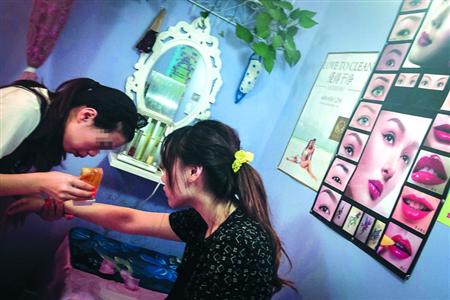 美甲店内蜜蜡脱毛卫生状况堪忧 /晨报记者 肖允