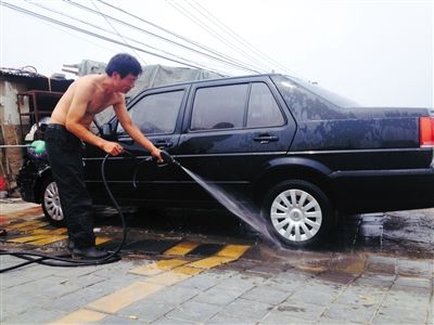 北京黑洗车店被曝偷用地下水:200元包月