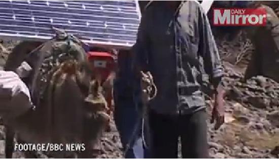 土耳其牧人给驴装太阳能板，随时为手机电脑充电。