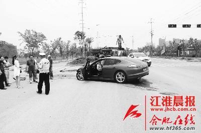 车祸现场,相撞的保时捷和农用车还停在原地。