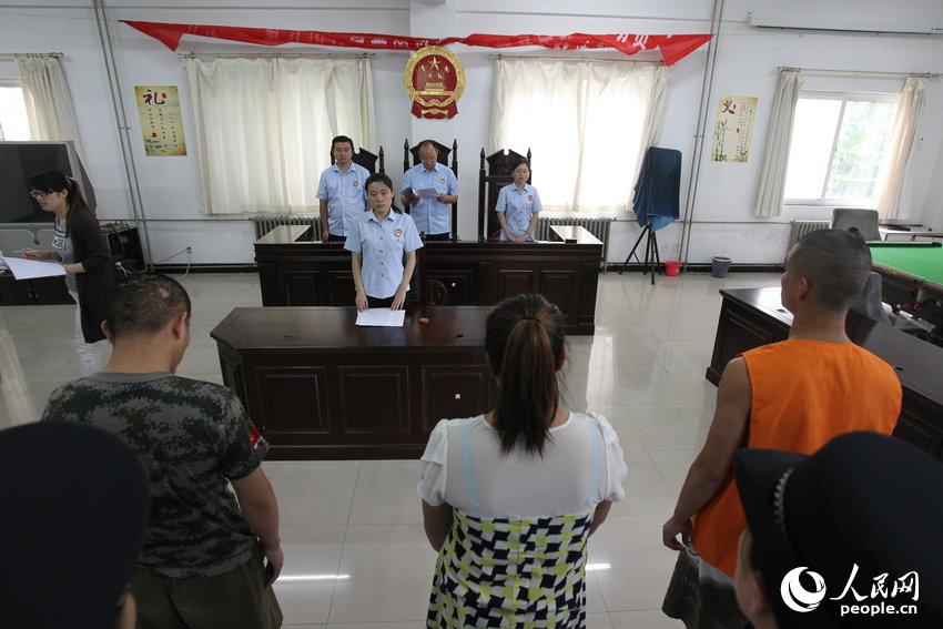郑州:80后女毒贩被判刑9年 听到判决失声痛哭