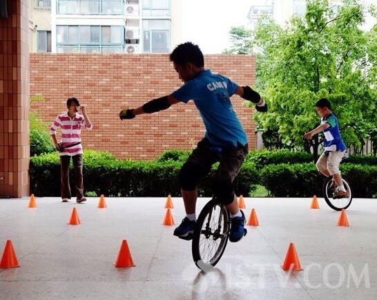 青奥少年启蒙项目测试追风展演兴趣独轮车上小学生英语体育图片