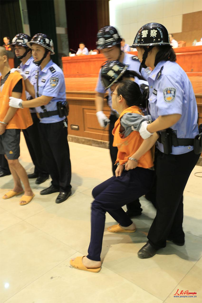 腿软倒地痛哭(组图,女子体内走私毒品图,广西特大毒品案32公斤视频