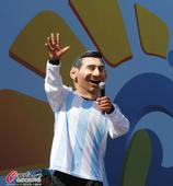 高清图：阿根廷球迷海滩观战 胖版梅西搞笑出镜