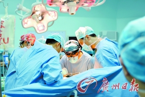前日,小宇的肝脏成功移植给一名患有急性肝衰竭、生命垂危的男婴。记者骆昌威 摄