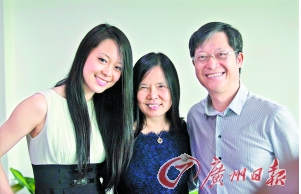 吴诗涵(左）和爸爸妈妈。记者王燕、邵权达 摄