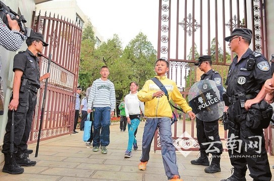 民警在昆一中考点保驾护航 记者 刘筱庆 摄