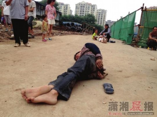 6月26日,鑫远和城,田天亿被工地人员用绳索捆绑数小时.图/记者 陈斌