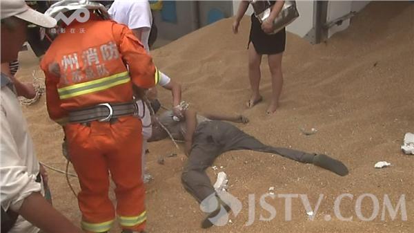 小麦堆坍塌掩埋一老汉 老人因窒息当场死亡(组图)