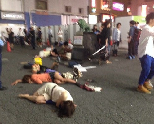 日本女学生集体昏倒:大约有10人昏倒在地 氛围显得十分异样(组图)