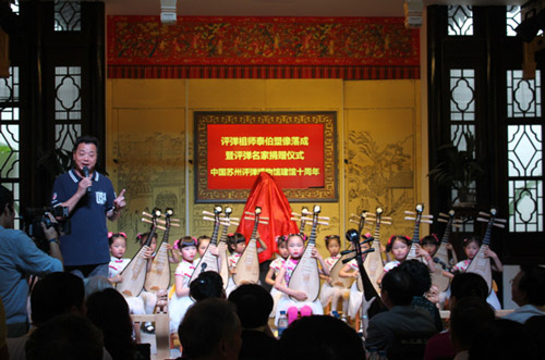 建馆十周年活动由一曲《少儿蝶恋花》拉开帷幕