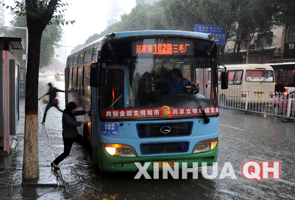 (图片拍摄于27日下午19时至21时,均为城东区东关大街实况)