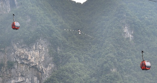 张家界,2014年6月28日   (体育)(2)欧洲"高空王"挑战张家界天门山索道