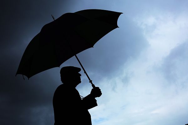 图文:雨水侵袭温网 雨天撑伞