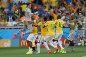 高清图：世界杯巴西战智利 路易斯破门全队庆祝