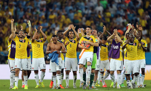 6月28日，哥伦比亚队球员赛后庆祝胜利。新华社记者徐子鉴摄