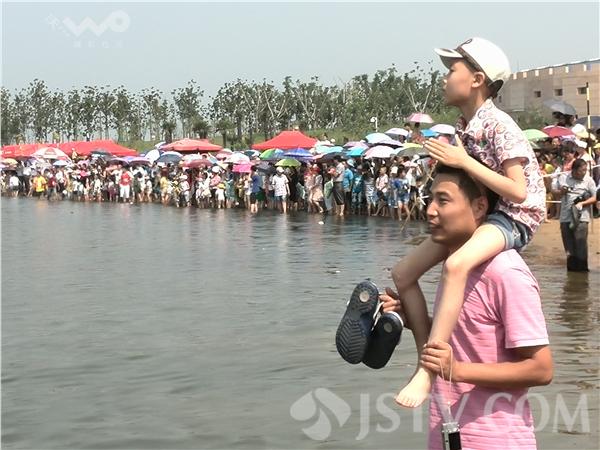 阜宁金沙湖龙舟赛 为夏季旅游造势(组图)-中国