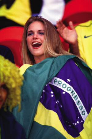 1998年法国世界杯看台上,惊艳的苏珊娜