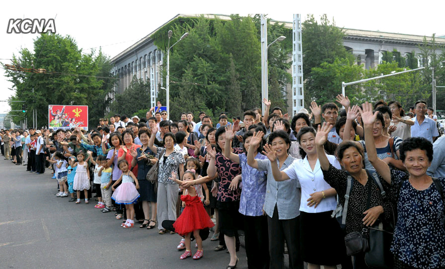 高清:朝俄两国军乐队平壤街道游行表演 引民众围观(组图)