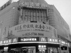 事发后工人仍然进行施工。金陵晚报记者 陈岑 摄