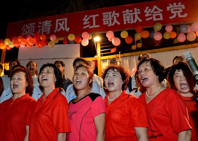 6月30日,福建福清市居民在金墩社区歌唱廉政歌曲《江山.