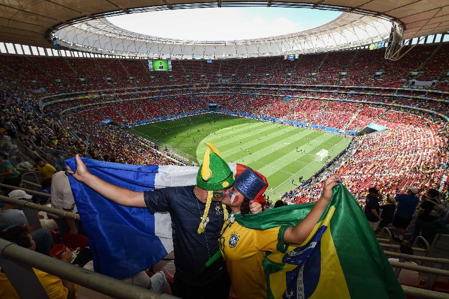 (世界杯)(8)足球--色彩斑斓的观众席(图)