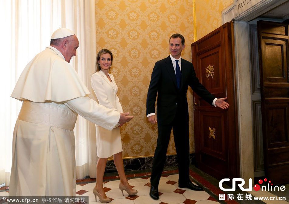 西班牙新国王夫妇与罗马教皇进行私人会晤(高
