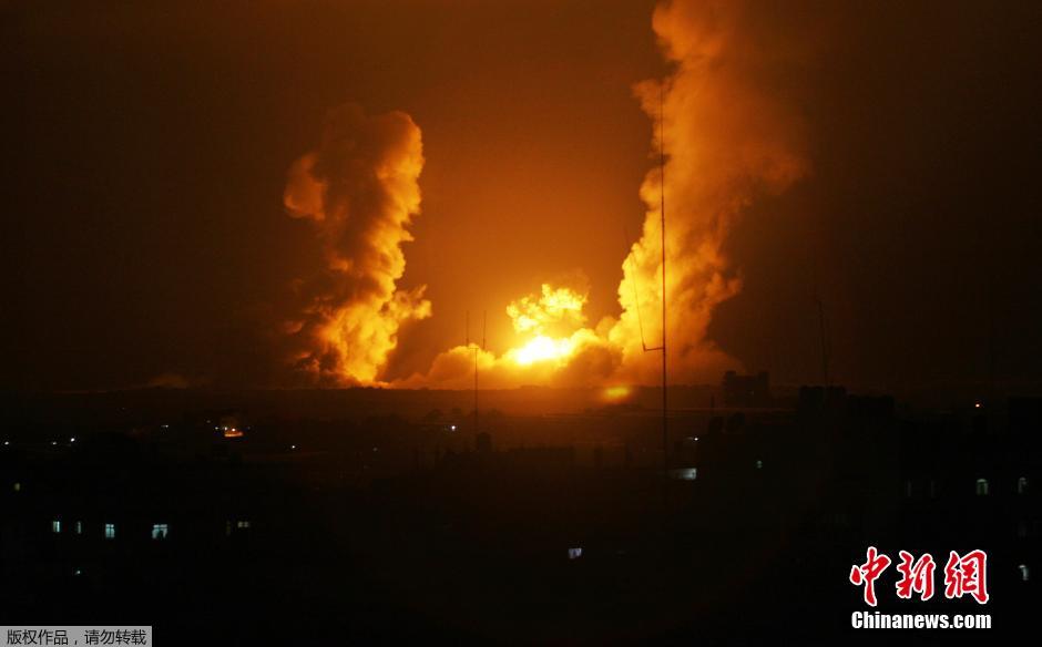 当地时间2014年7月1日，加沙地带，当日凌晨以色列对加沙地带哈马斯和伊斯兰圣战组织基地进行数次空袭，暂无人员伤亡报告。