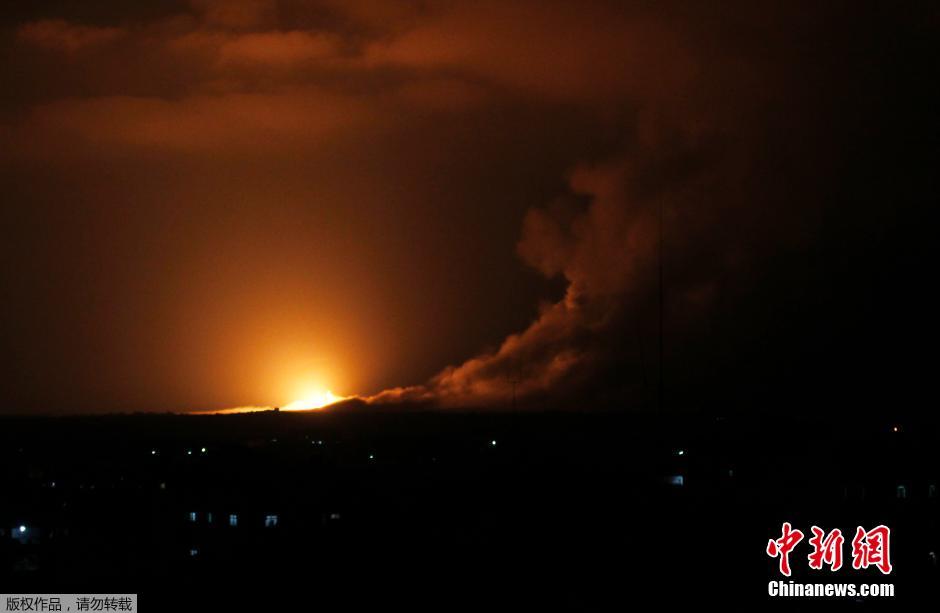 当地时间2014年7月1日，加沙地带，当日凌晨以色列对加沙地带哈马斯和伊斯兰圣战组织基地进行数次空袭，暂无人员伤亡报告。