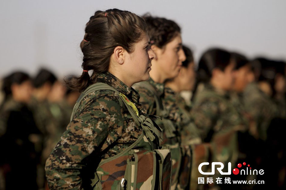 叙利亚库尔德女战士在军营参加演出(高清组图)