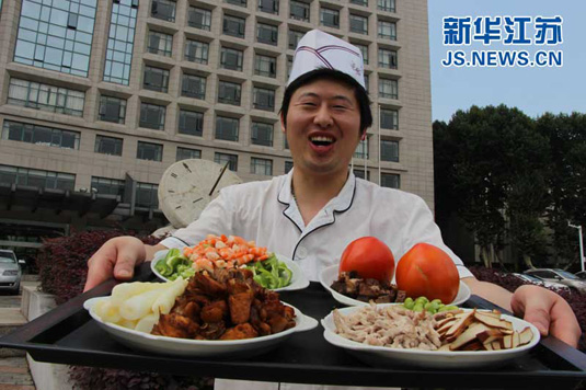 南航招生季放大招:食堂大叔PK吸睛美女