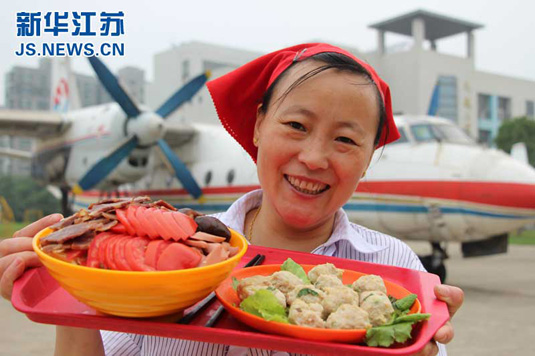 南航招生季放大招:食堂大叔PK吸睛美女