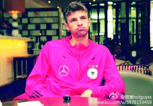 穆勒在比赛中表演“给跪了”后,他之前各种搞笑犯二照片和视频在网上疯传。
