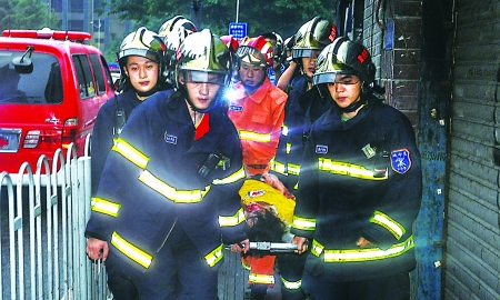 消防官兵救出被困的孕妇