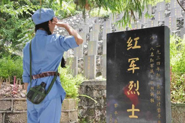 一位女"红军"在向红军烈士致敬.