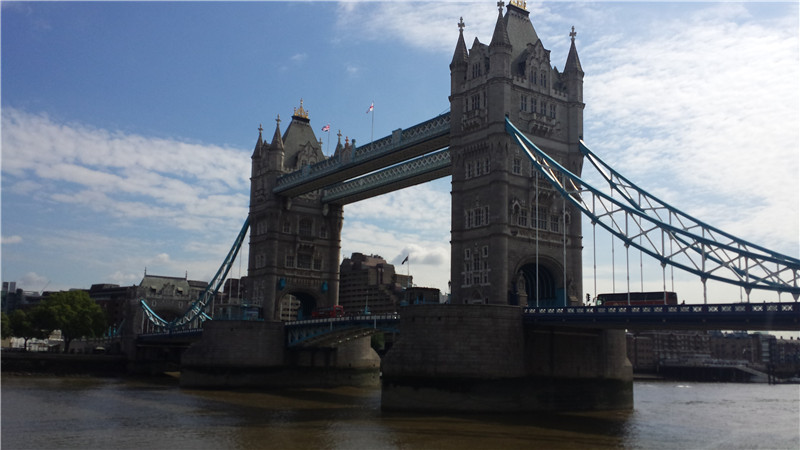 1800年代的伦敦泰晤士河,除了往来船只,只有伦敦桥(london bridge)