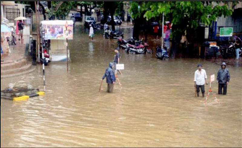 印度孟买突降暴雨淹没公路 行人汽车趟水过河