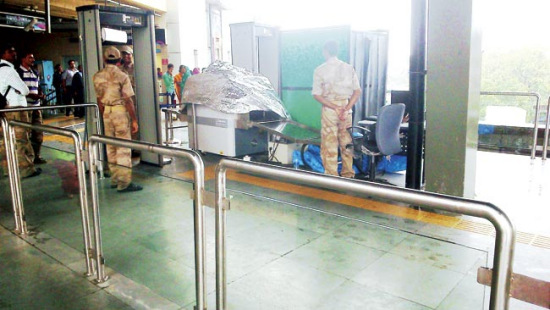 图为孟买地铁站的安检设备也因为漏雨不能正常使用。