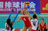 图文：中国女排3-0多米尼加 曾春蕾扣球