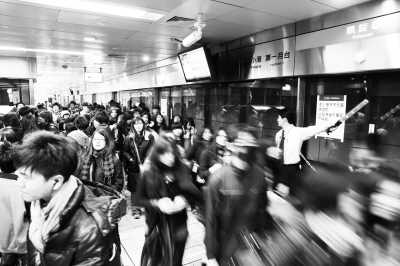地铁站人多拥挤,容易发生突发事件.